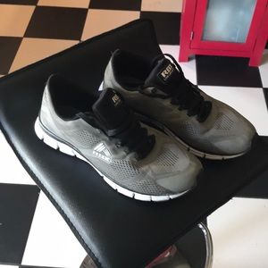 Mens grey tennis shoe